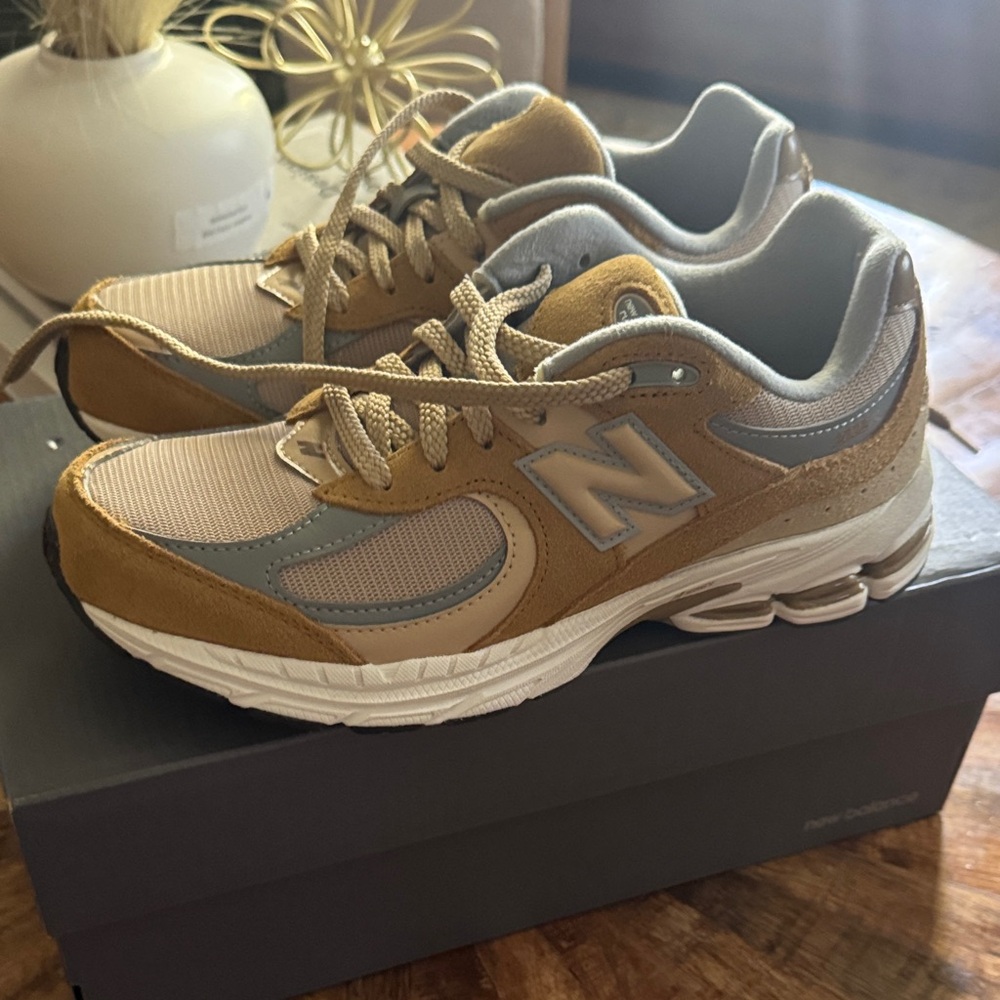 New Balance‎ 2002R 6.5 women’s